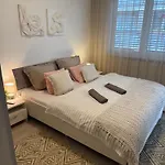 The Elite Iv Downtown Ac & Garage Parking Apartment Pressburg